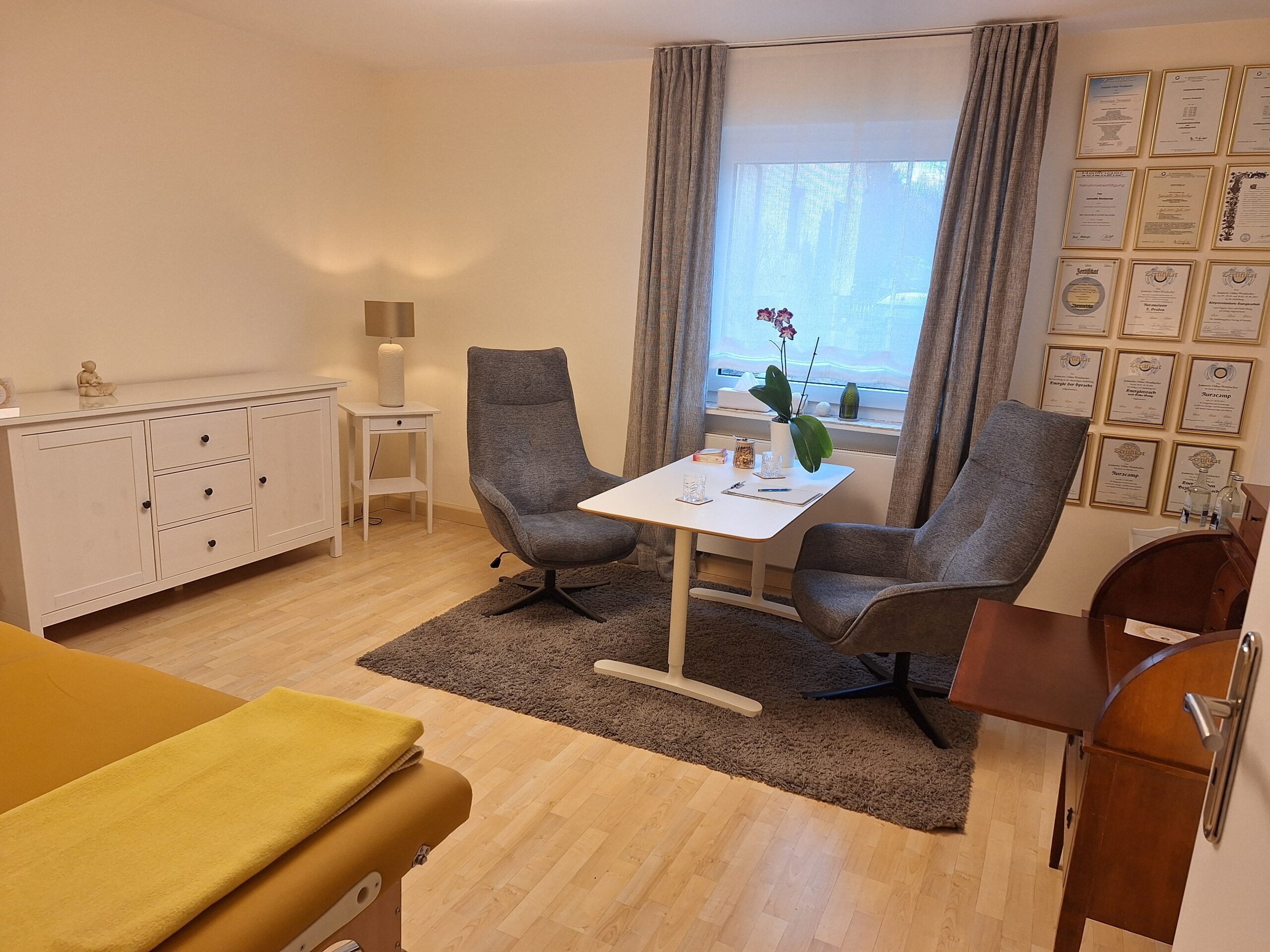 Behandlungslzimmer Gemeinsam mit Menschen der gleichen Orientierung, hin zu Bewusstsein, Klarheit, Liebe, Freude und Vielem mehr. Dies gibt es beim Treffen im Bewusstseinscamp – ERFÜLLUNG in Johannesberg.